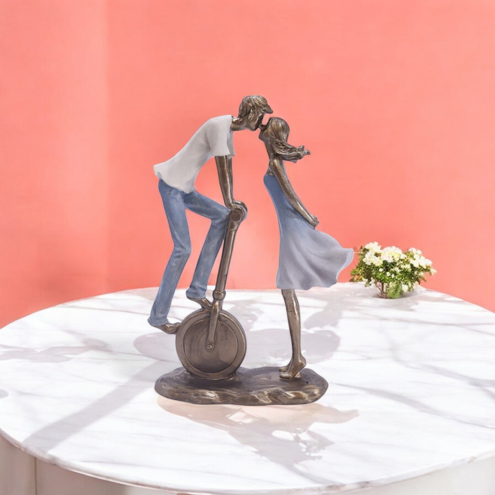 Divine Dekor Romantic Kiss Sculpture | 25.5cm Love Moment Statue | Elegant Golden Couple Figurine | Wedding & Anniversary Collection