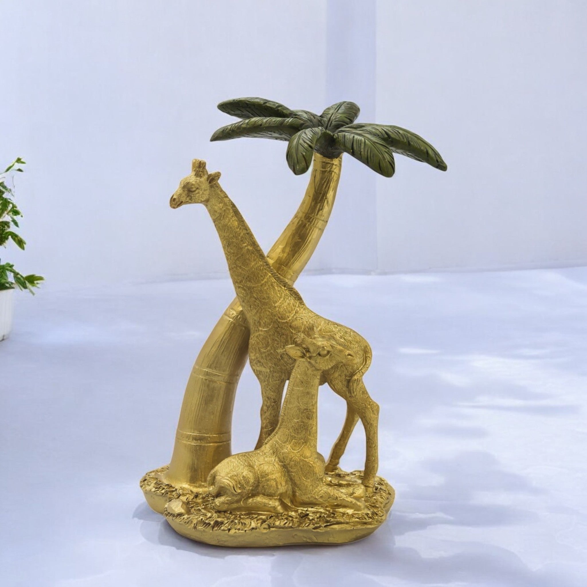 Divine Dekor Golden Giraffe Palm Tree Sculpture | 26cm Luxury Safari Art Piece | Modern Wildlife Home Decor | Premium Desk & Shelf Ornament