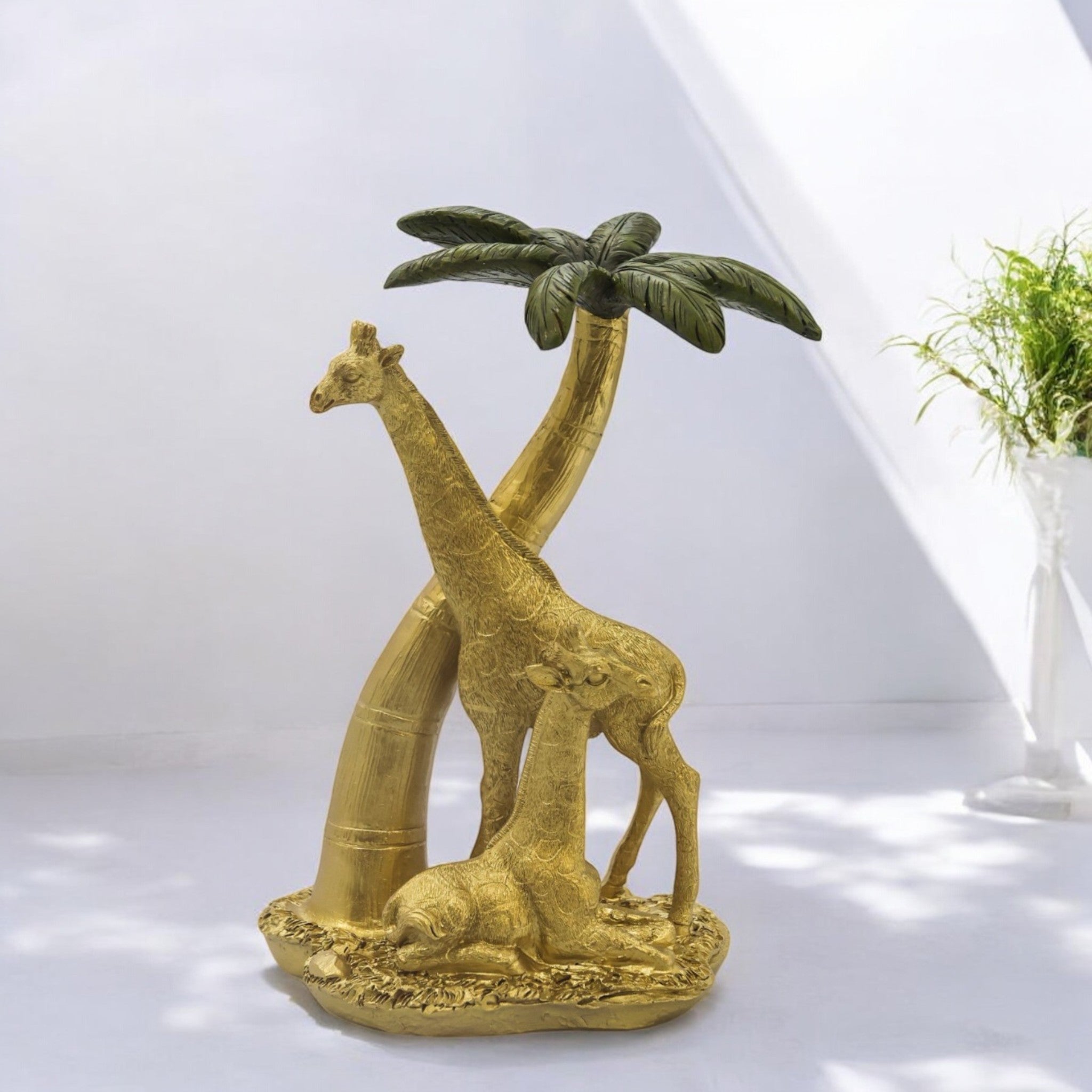 Divine Dekor Golden Giraffe Palm Tree Sculpture | 26cm Luxury Safari Art Piece | Modern Wildlife Home Decor | Premium Desk & Shelf Ornament