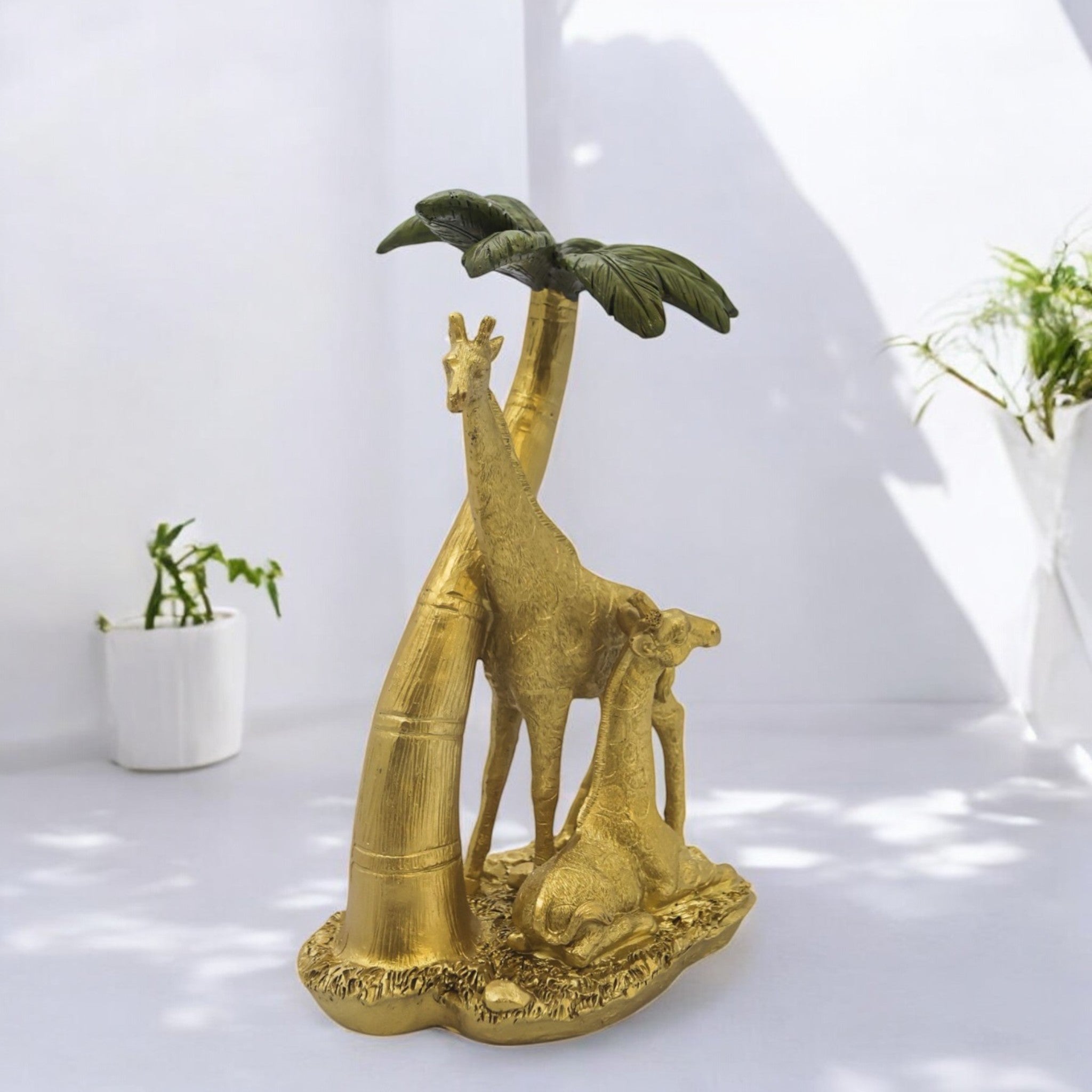 Divine Dekor Golden Giraffe Palm Tree Sculpture | 26cm Luxury Safari Art Piece | Modern Wildlife Home Decor | Premium Desk & Shelf Ornament