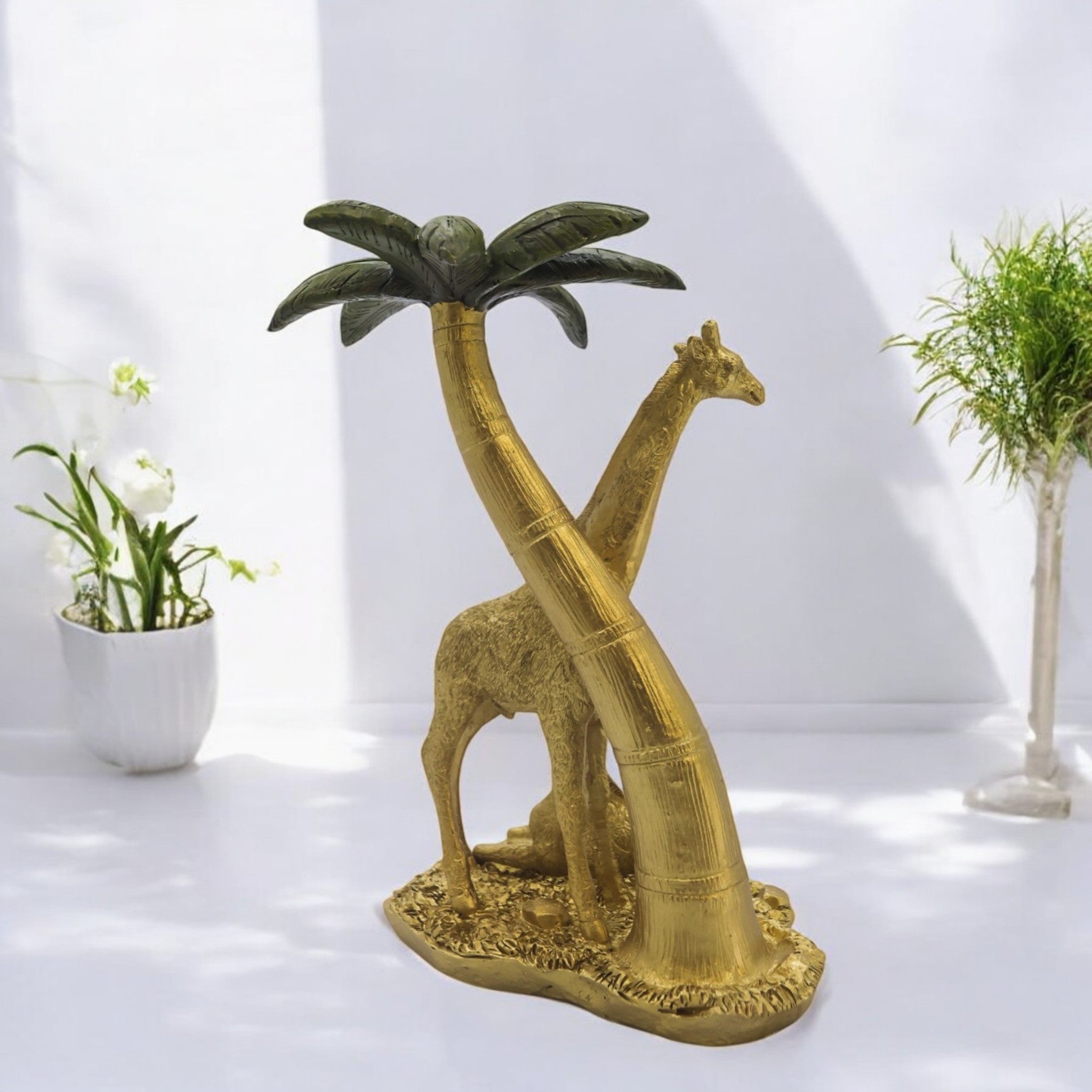 Divine Dekor Golden Giraffe Palm Tree Sculpture | 26cm Luxury Safari Art Piece | Modern Wildlife Home Decor | Premium Desk & Shelf Ornament