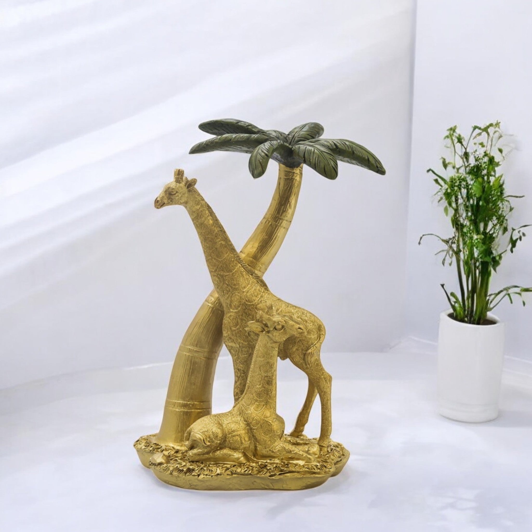 Divine Dekor Golden Giraffe Palm Tree Sculpture | 26cm Luxury Safari Art Piece | Modern Wildlife Home Decor | Premium Desk & Shelf Ornament