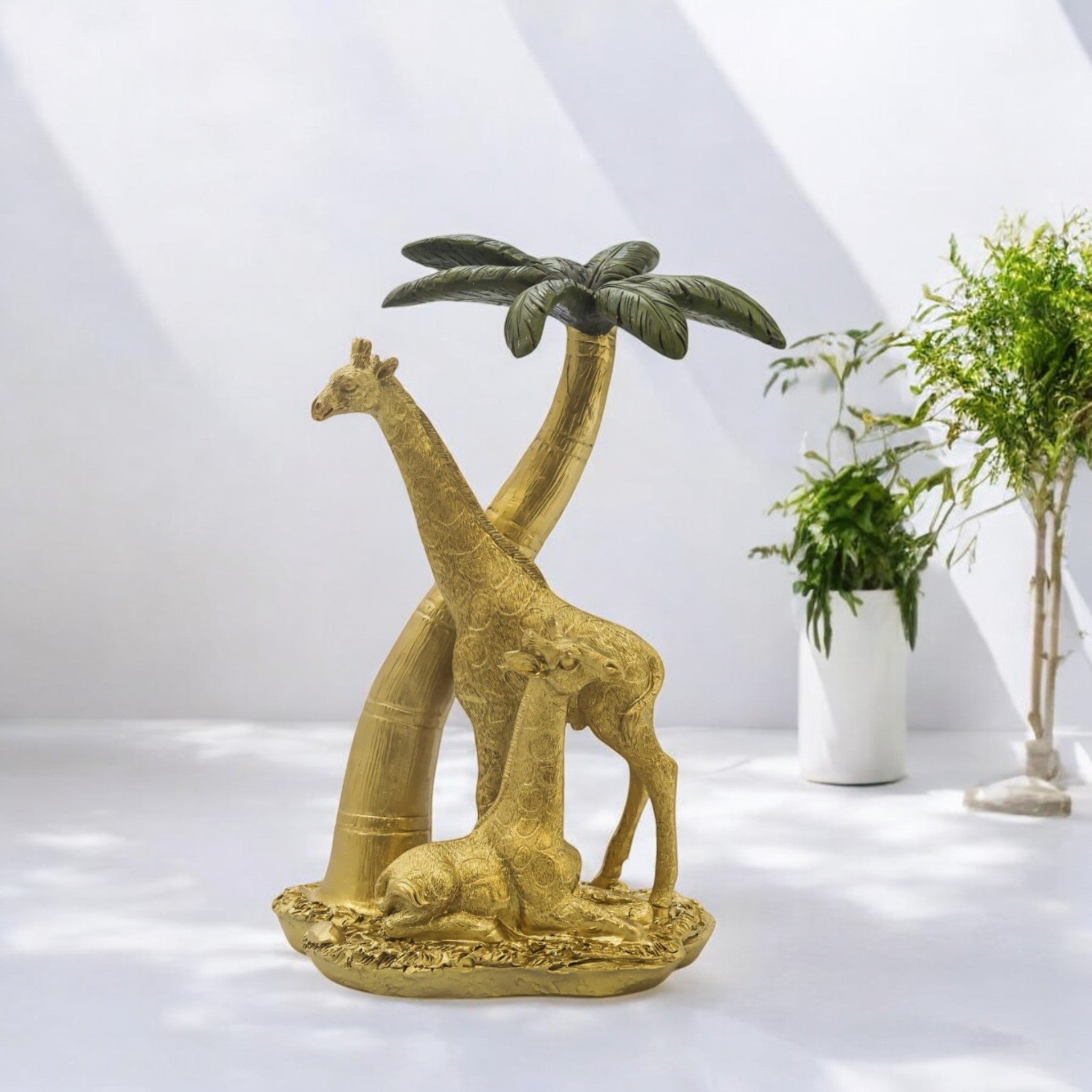 Divine Dekor Golden Giraffe Palm Tree Sculpture | 26cm Luxury Safari Art Piece | Modern Wildlife Home Decor | Premium Desk & Shelf Ornament