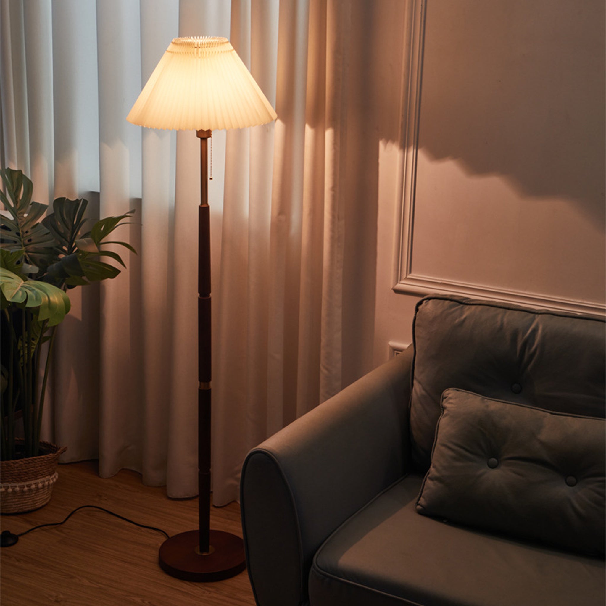 Classic Floor Lamp | Grey Pleated Shade & Wood Stand | 158cm Vintage-Style Light